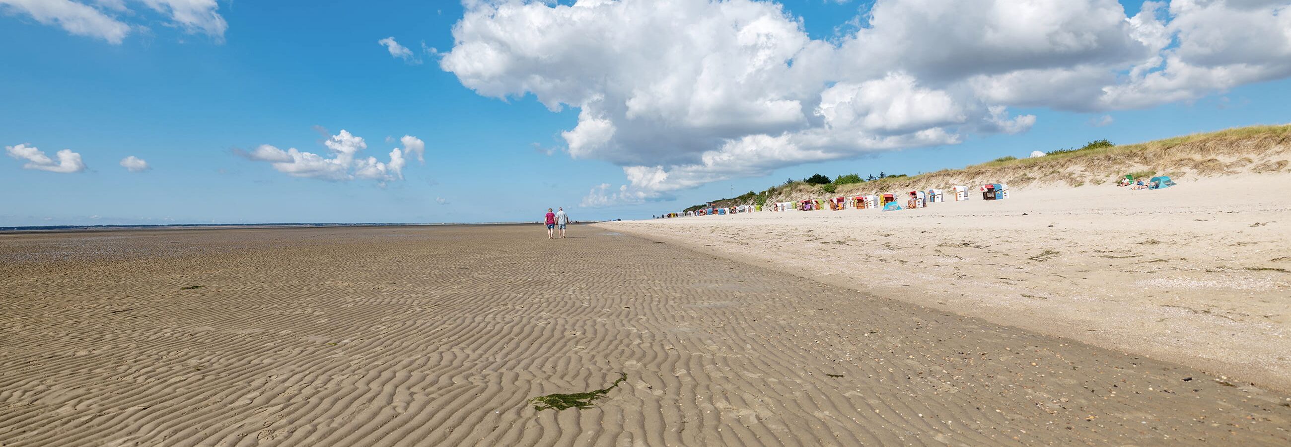Entspannte Stunden im Strandkorb auf Föhr mit Blick auf das Wattenmeer.